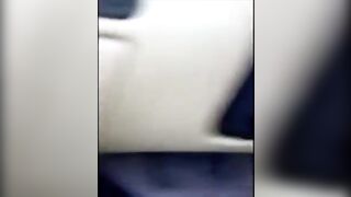 الفتاة الشابة في الحجاب تبلع القضيب في السيارة