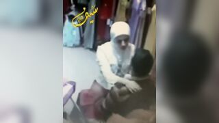 الكاميرا الخفية: تم القبض على امرأة ترتدي الحجاب في متجر