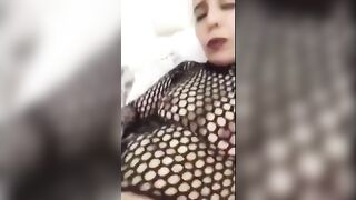 قحبة جزائرية ممحونة تعرض للنيك