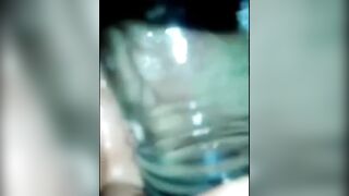 التمسك زجاجة بيرة في الحمار