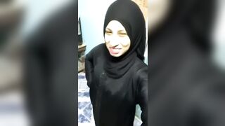شرموطة مصرية محجبة تستعرض لنياكها