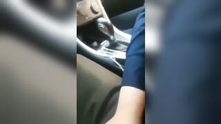 زوجة محجبة تمص الزب في السيارة حتى يقذف في بلعومها