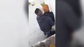 مراهقون عرب يحاولون ممارسة الجنس في مكان عام