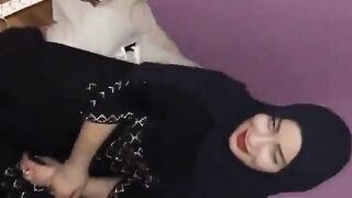 امرأة جميلة في الحجاب تمتص الديك